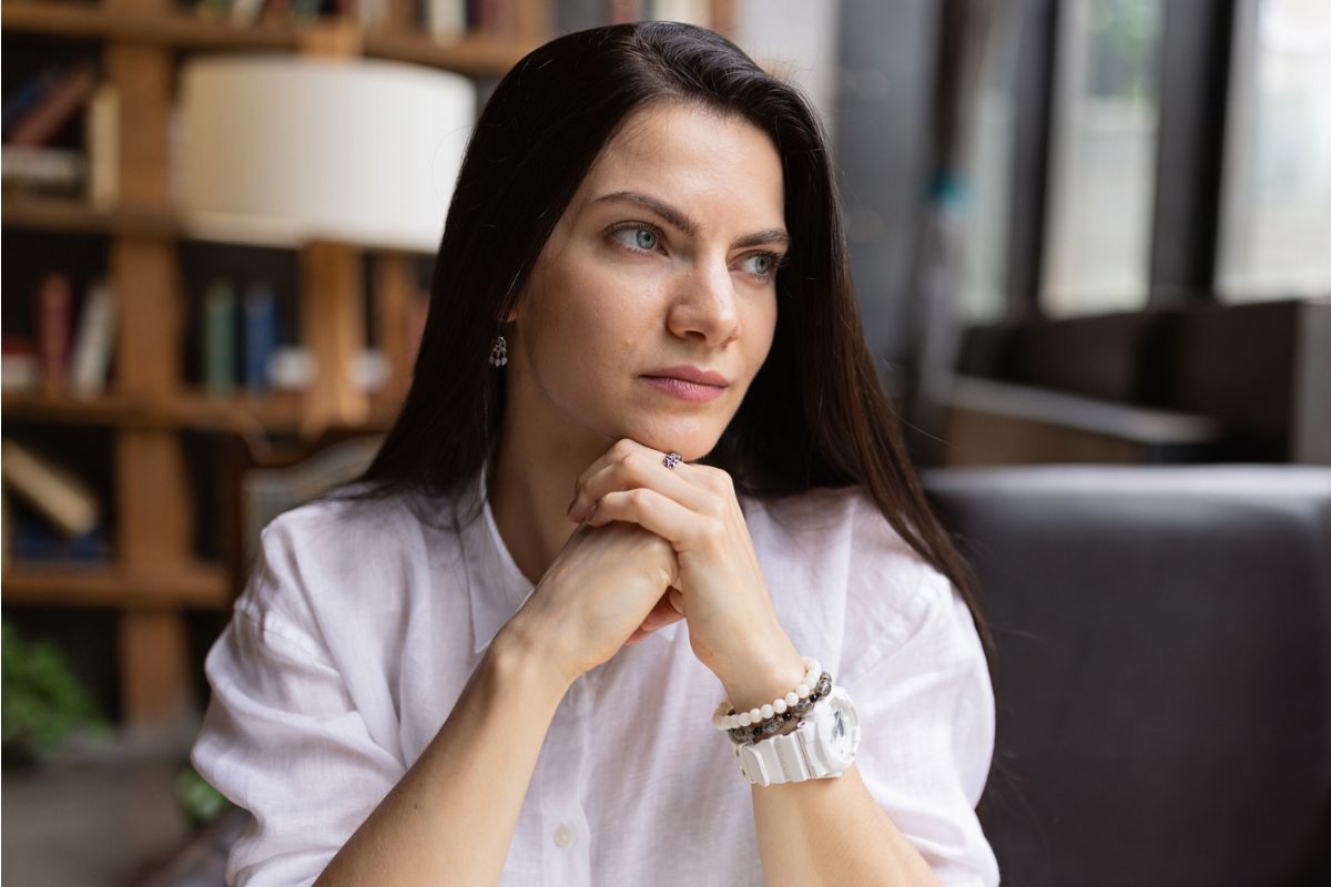 brunetka z bransoletkami