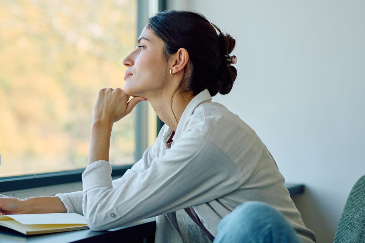 Zamyślona kobieta