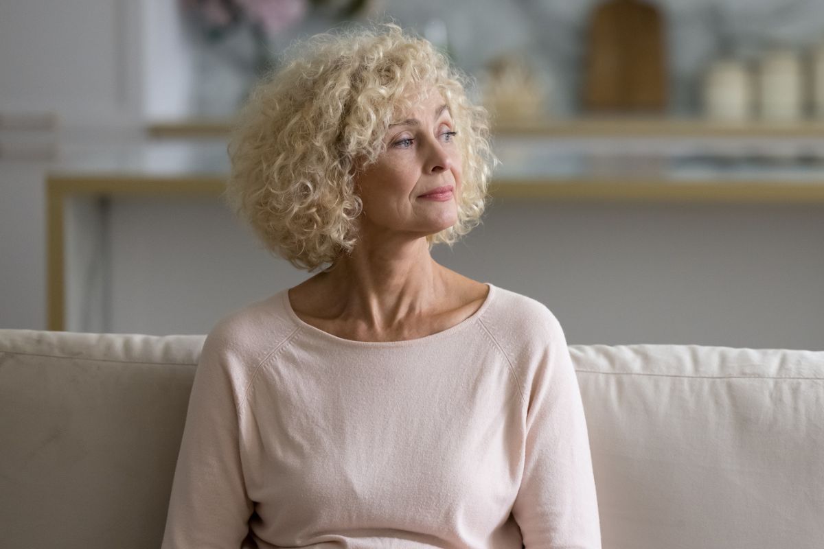 starsza kobieta w jasnych włosach
