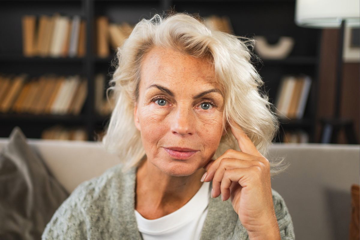 kobieta 60+ zamyślona i smutna