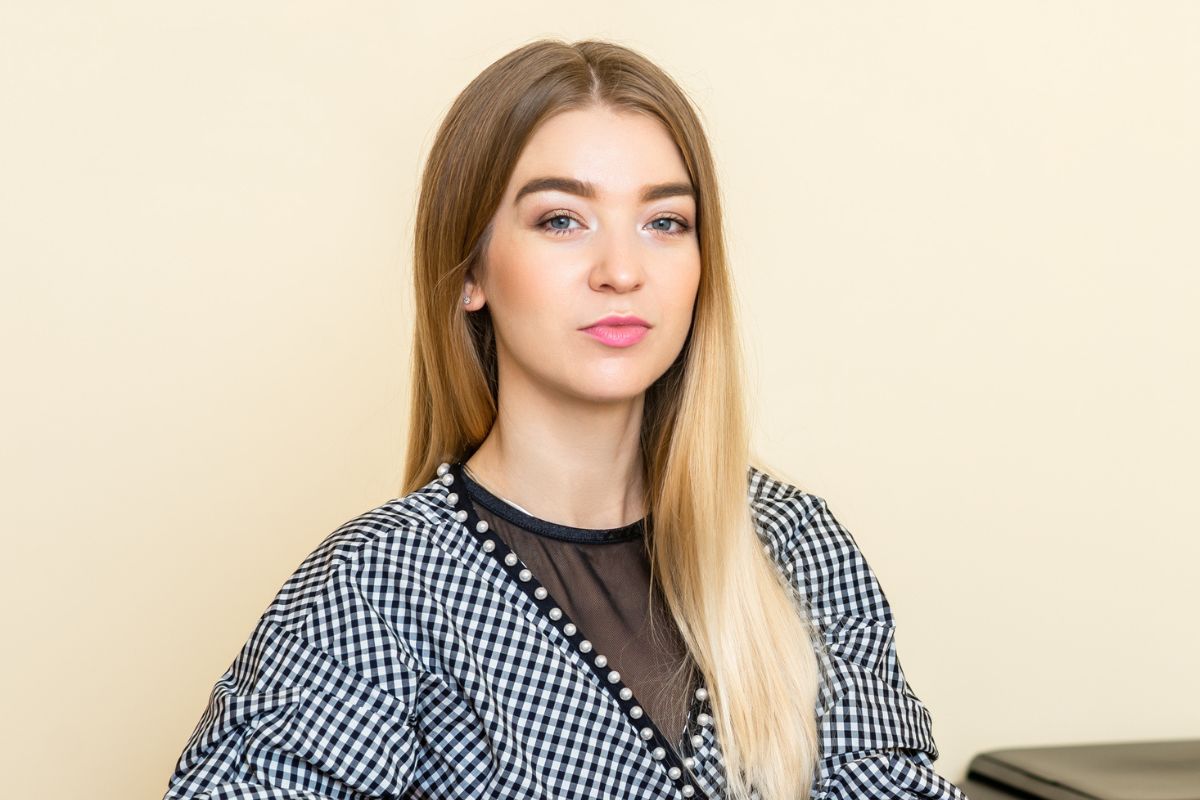 kobieta z długimi włosami