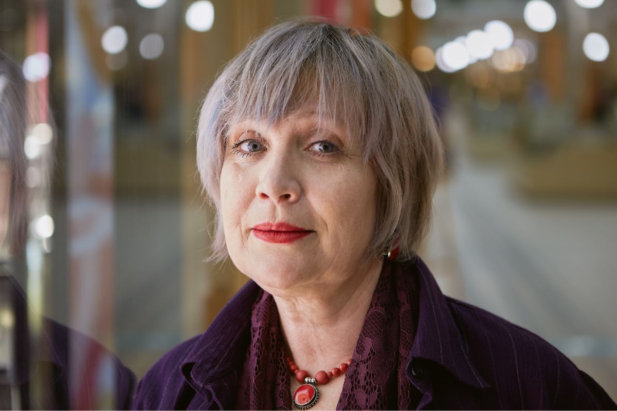 Poważna starsza kobieta