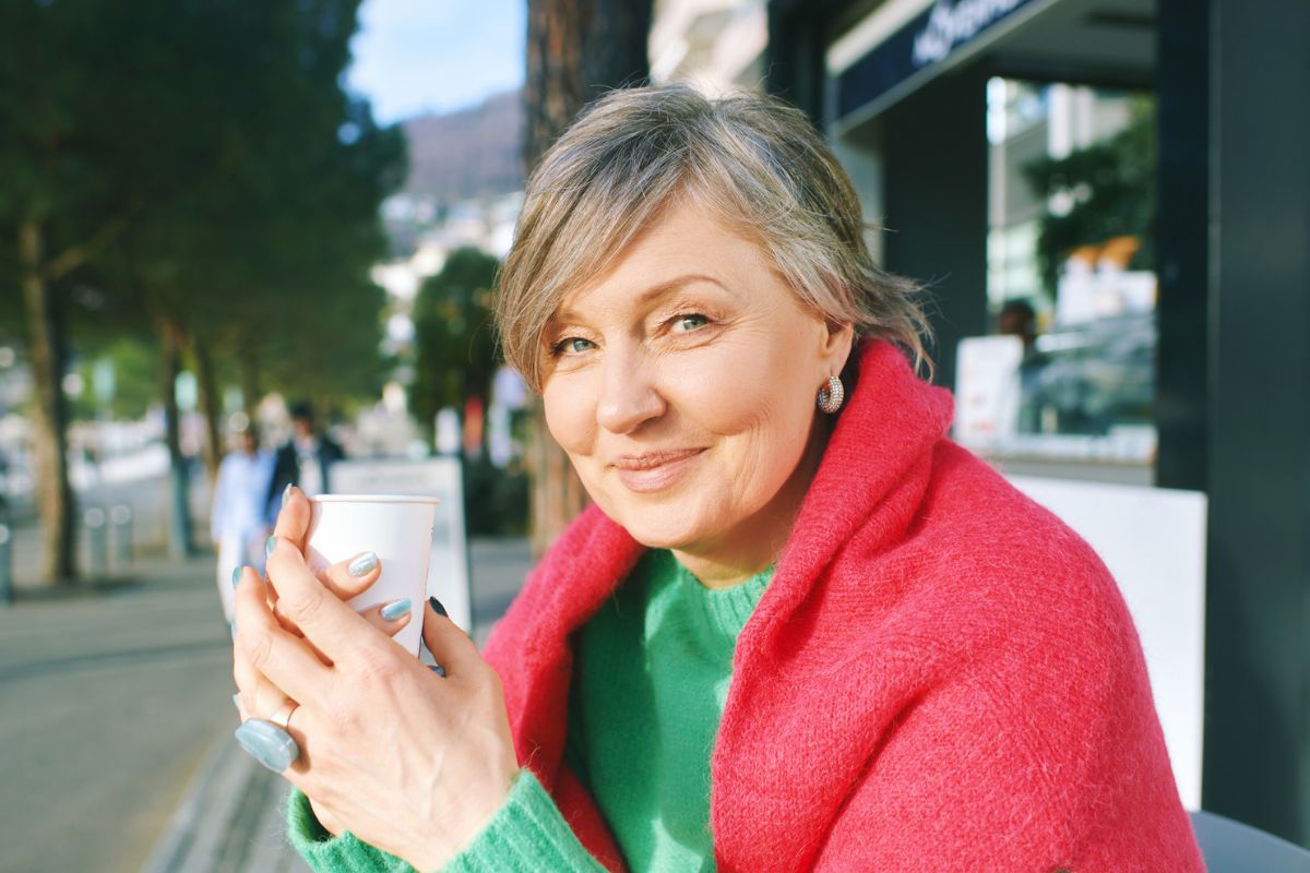 kobieta 60+ patrzy prosto w obiektyw aparatu