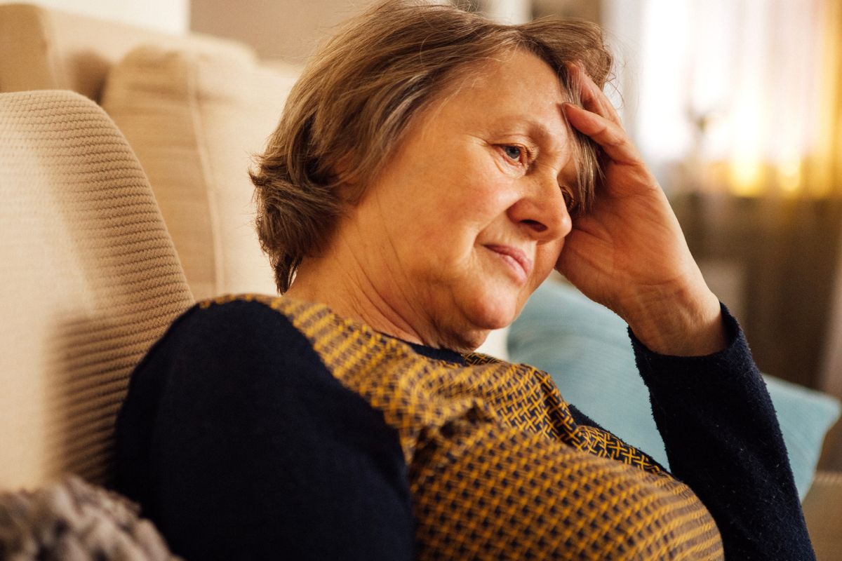 Załamana starsza kobieta