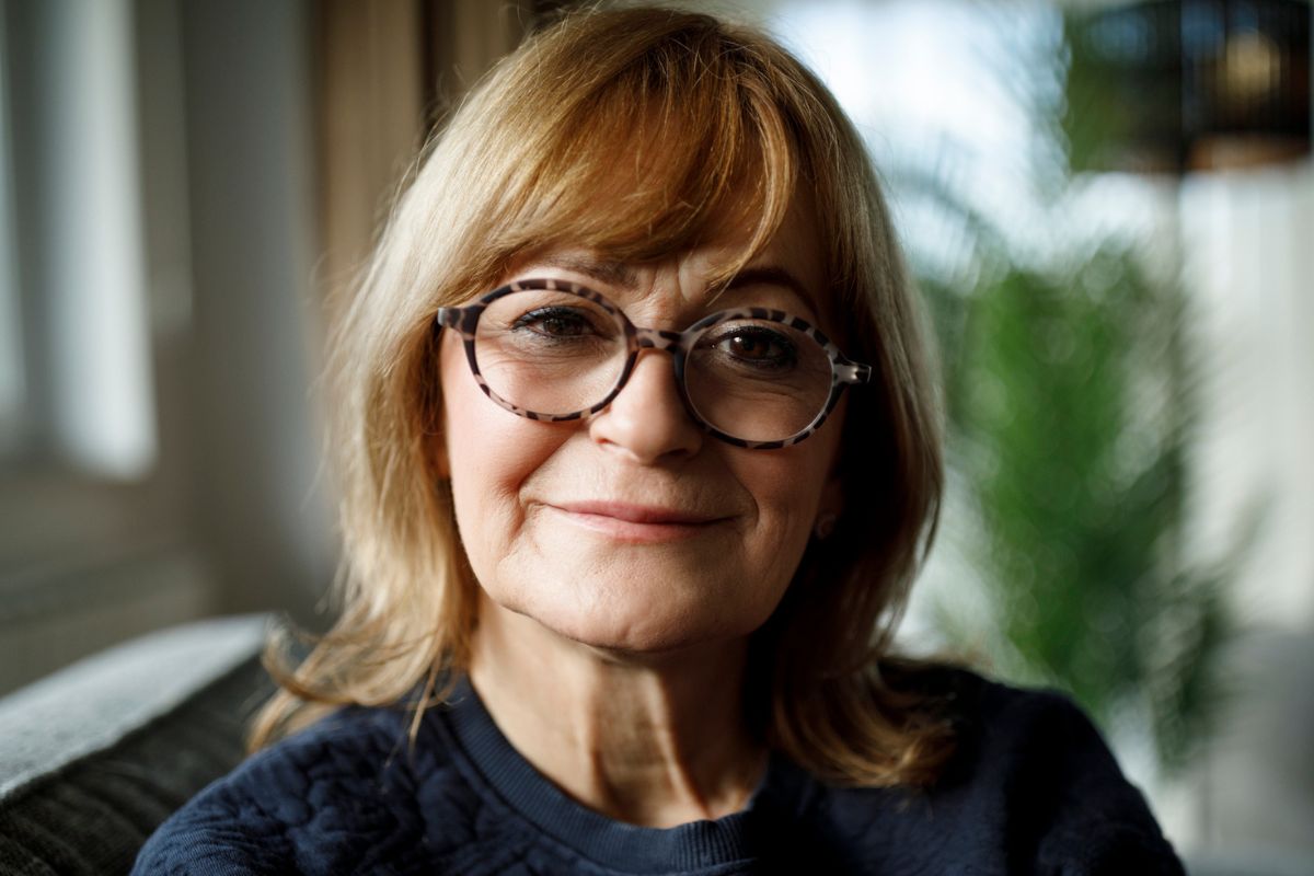 starsza kobieta w okularach