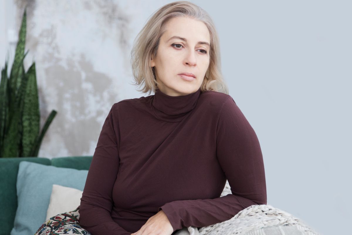 Poważna kobieta w średnim wieku