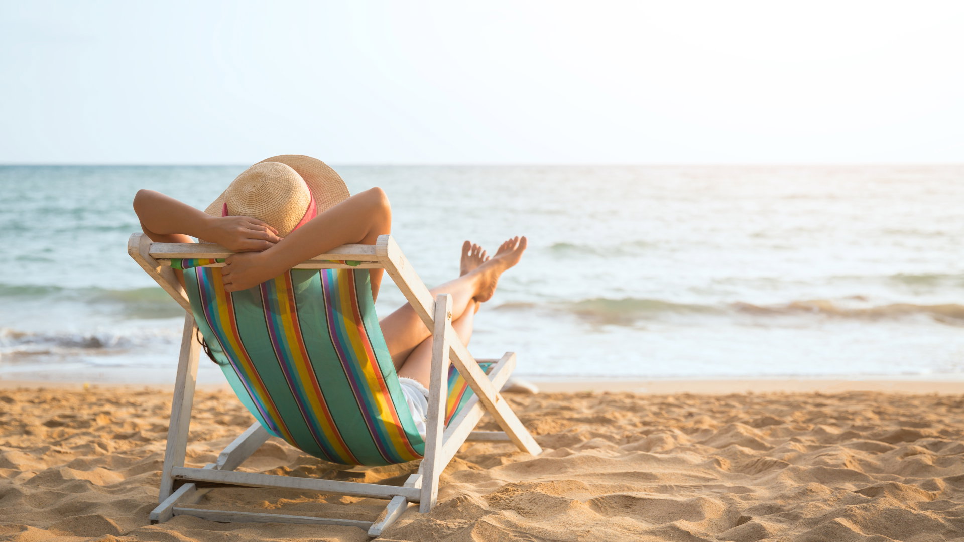 Przyciągnij do siebie pieniądze w wakacje. Wystarczy, że zakopiesz w piasku tę 1 rzecz