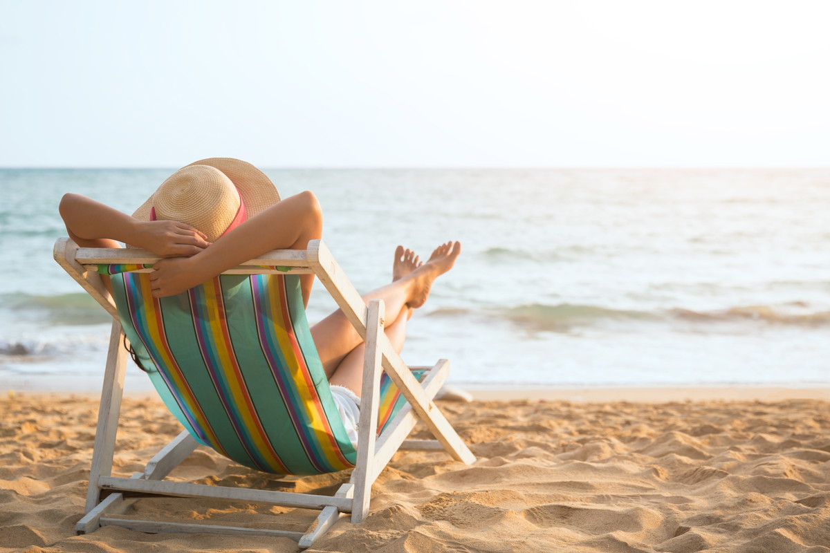 Przyciągnij do siebie pieniądze w wakacje. Wystarczy, że zakopiesz w piasku tę 1 rzecz