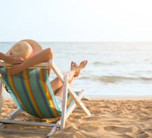 Przyciągnij do siebie pieniądze w wakacje. Wystarczy, że zakopiesz w piasku tę 1 rzecz