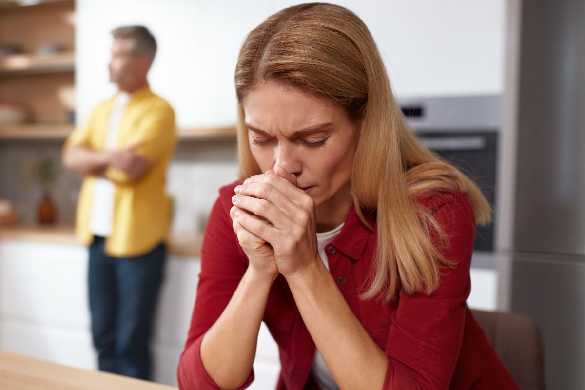 Załamana kobieta, obrażony mąż