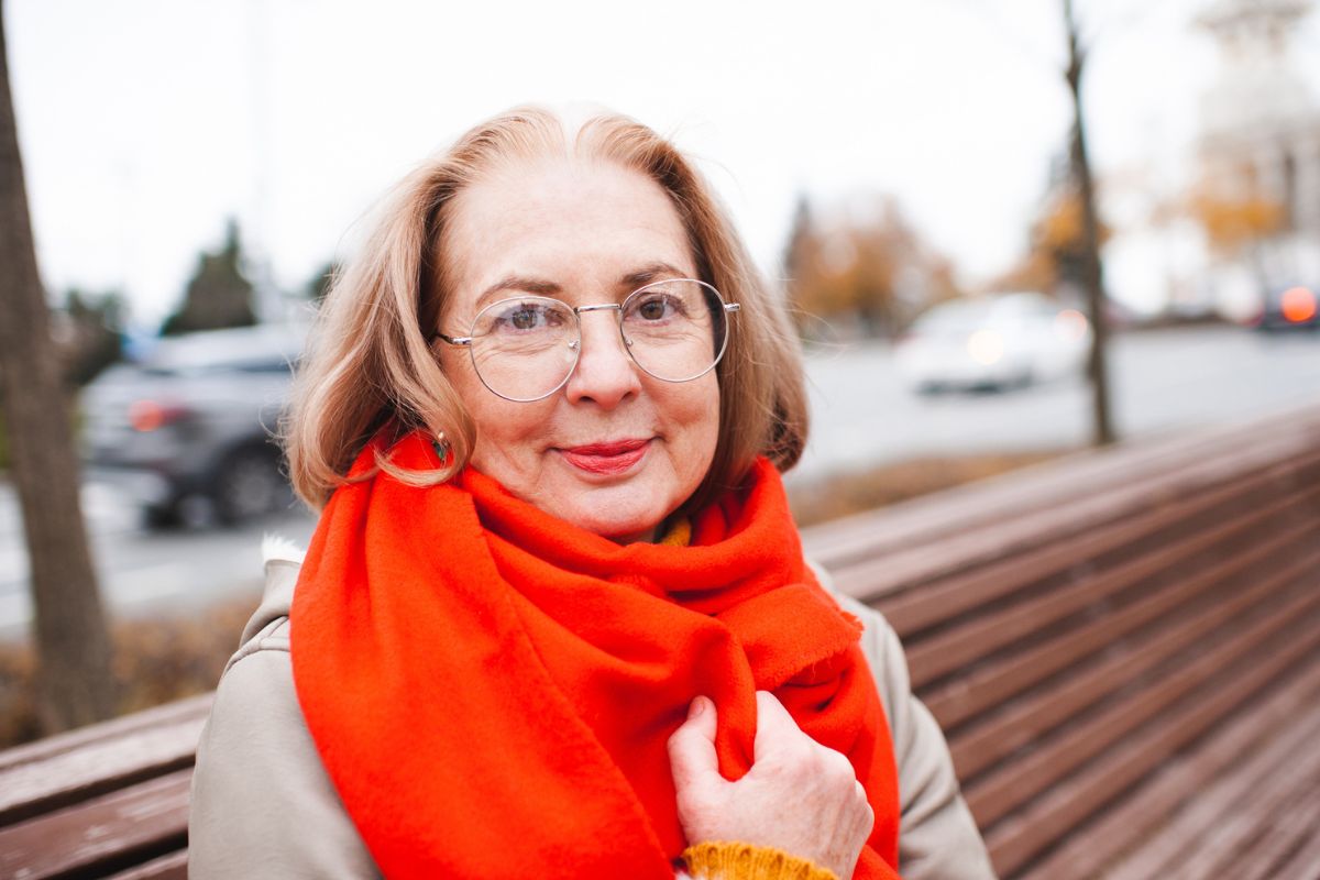 kobieta 60+ uśmiechnięta