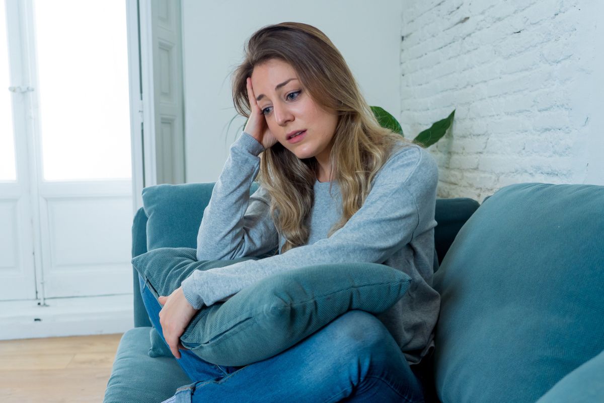 kobieta 30+ zamyślona i smutna