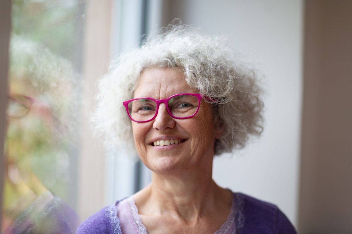 kobieta 60+ uśmiechnięta