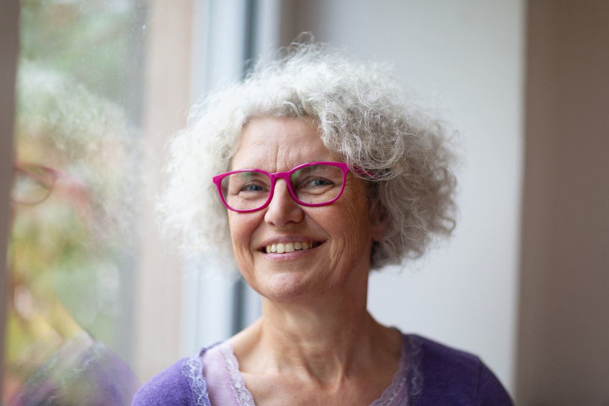 kobieta 60+ uśmiechnięta