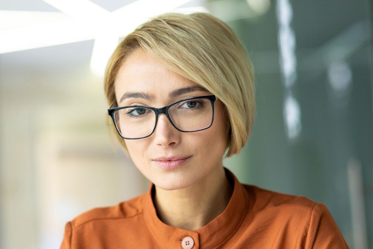 kobieta patrzy prosto w obiektyw aparatu