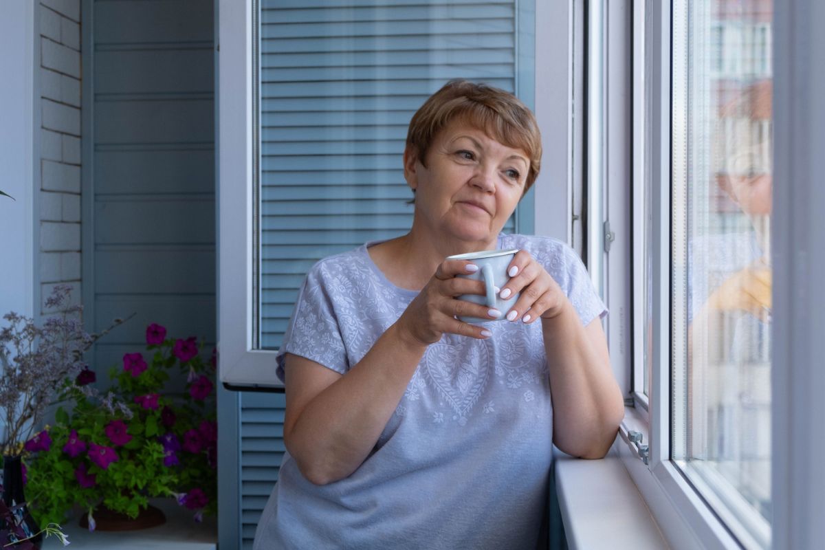 kobieta po 60 na balkonie