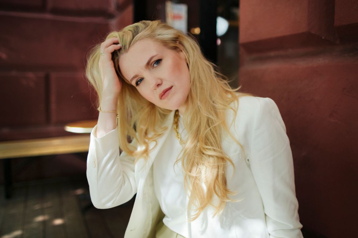 kobieta 40+ patrzy prosto w obiektyw aparatu