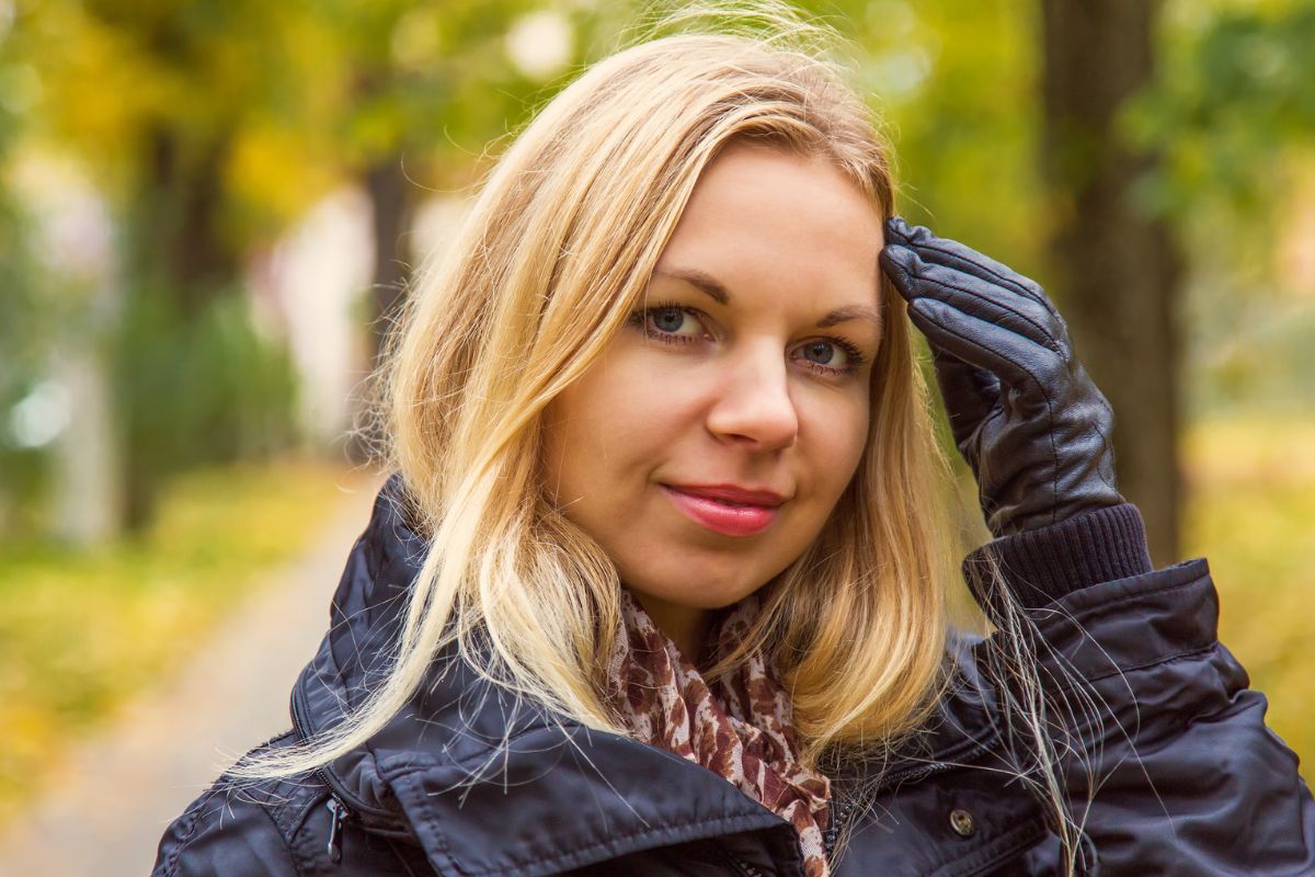 młóda kobieta w skórzanej kurtce