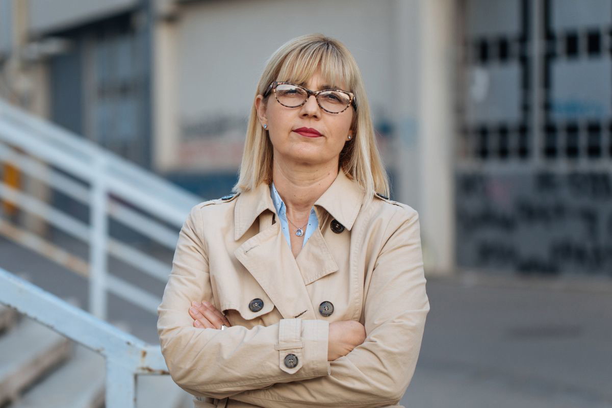 kobieta w trenczu i okularach