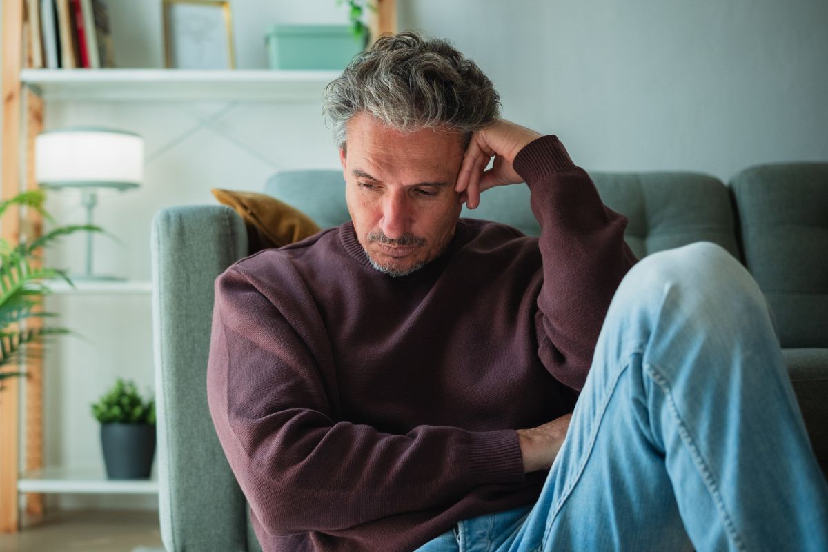 facet siedzący na podłodze