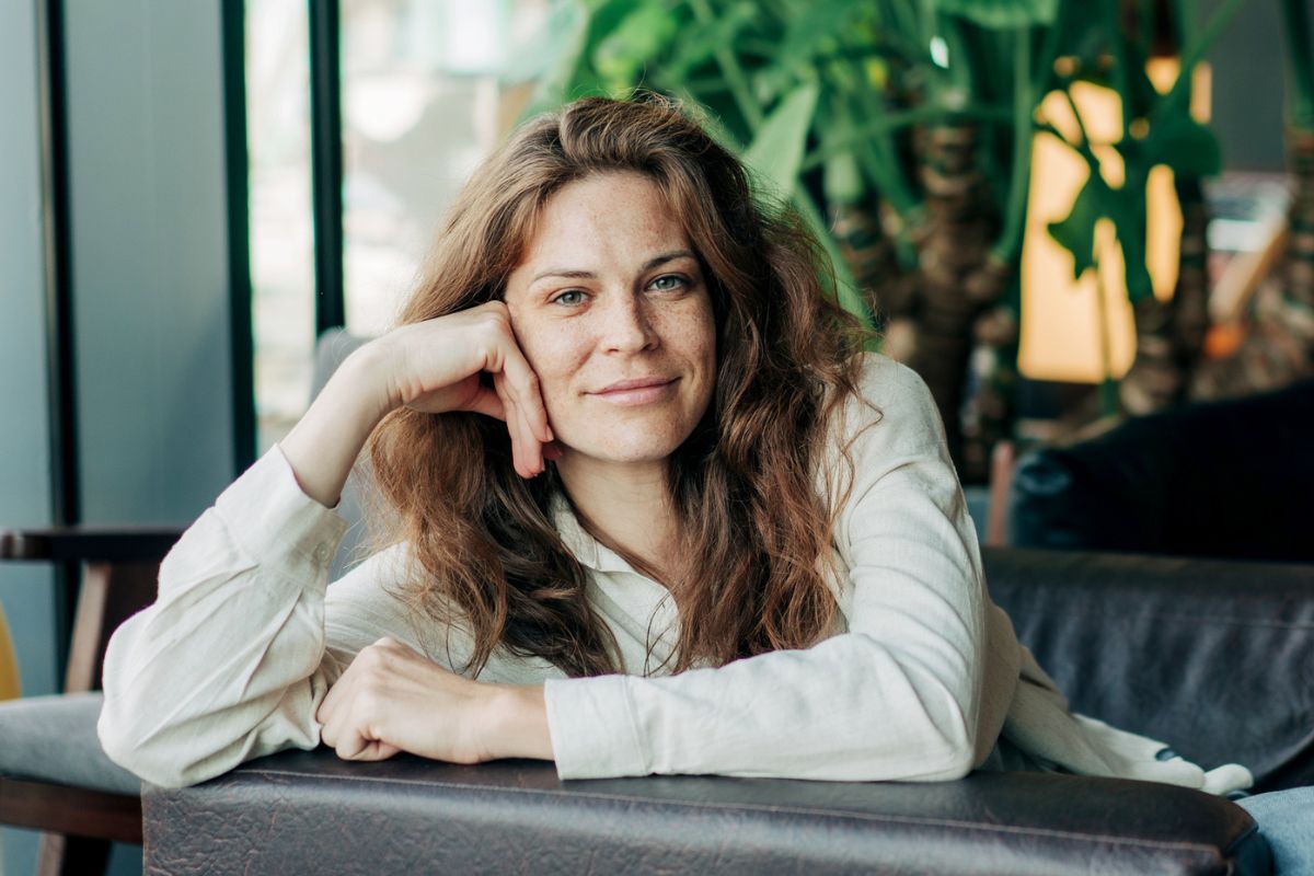 kobieta patrzy prosto w obiektyw aparatu