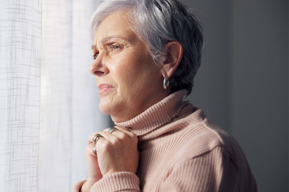 starsza kobieta przy oknie