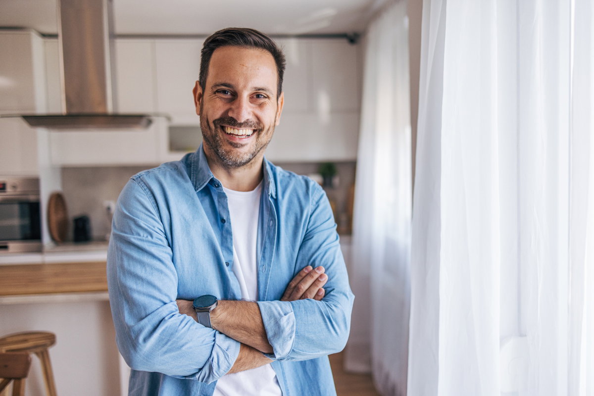 uśmiechnięty mężczyzna