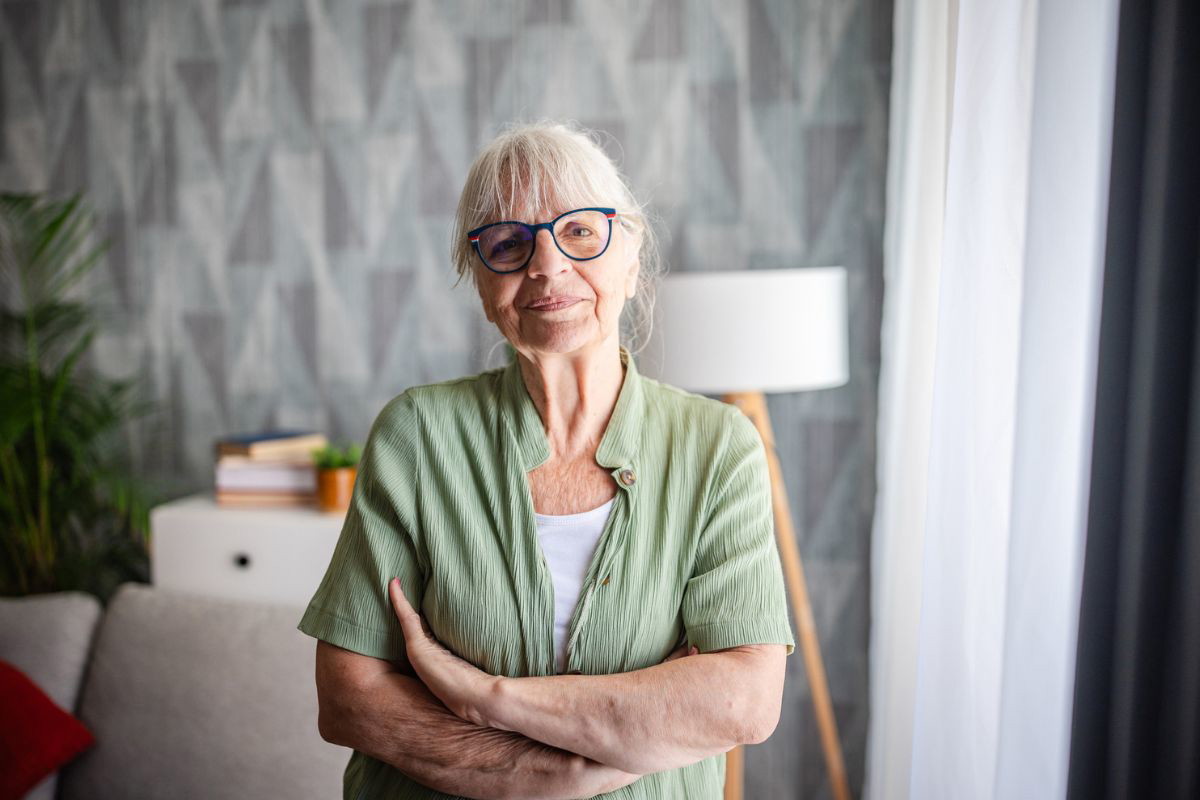 kobieta 60+ zamyślona i smutna