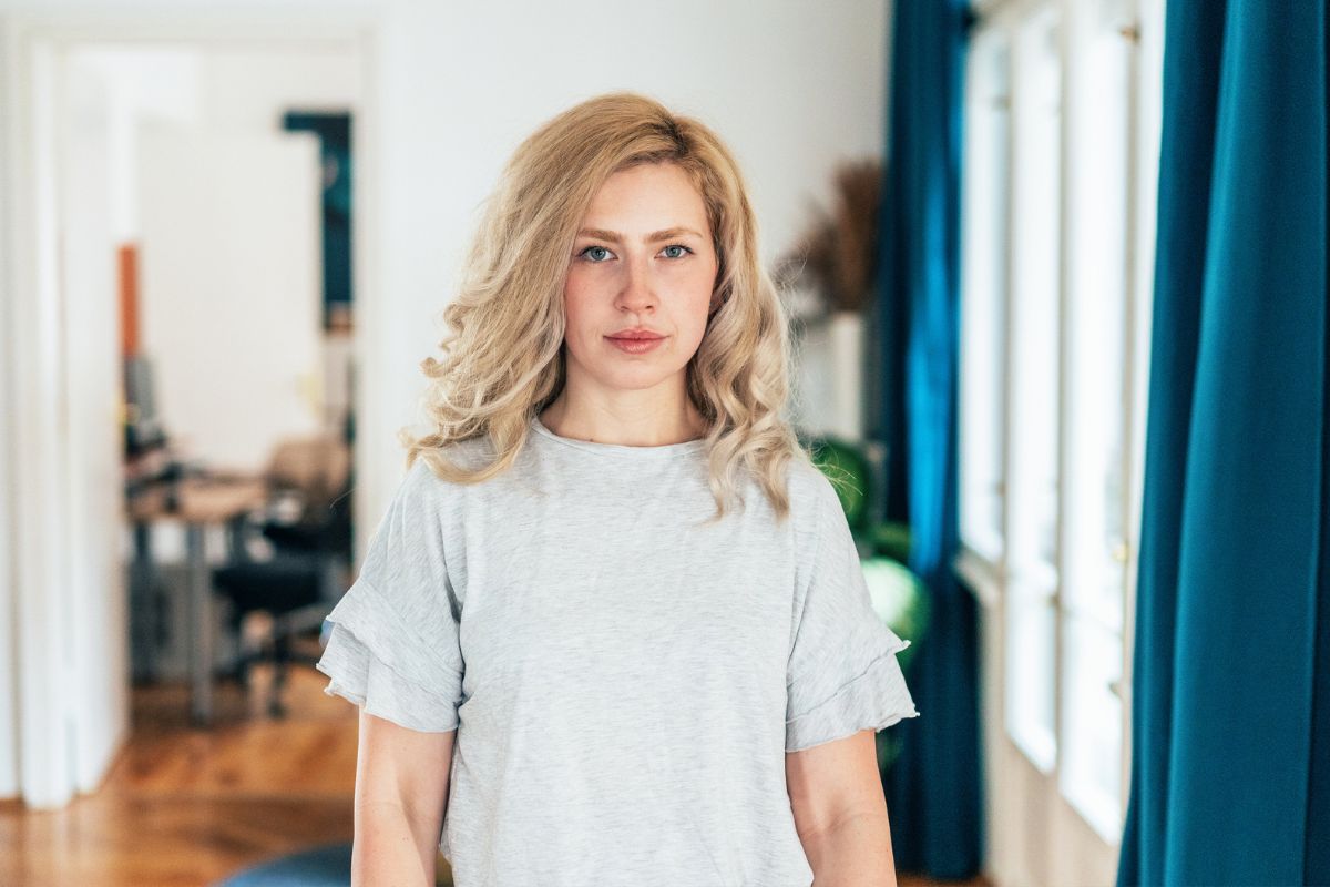 kobieta 30+ patrzy prosto w obiektyw aparatu