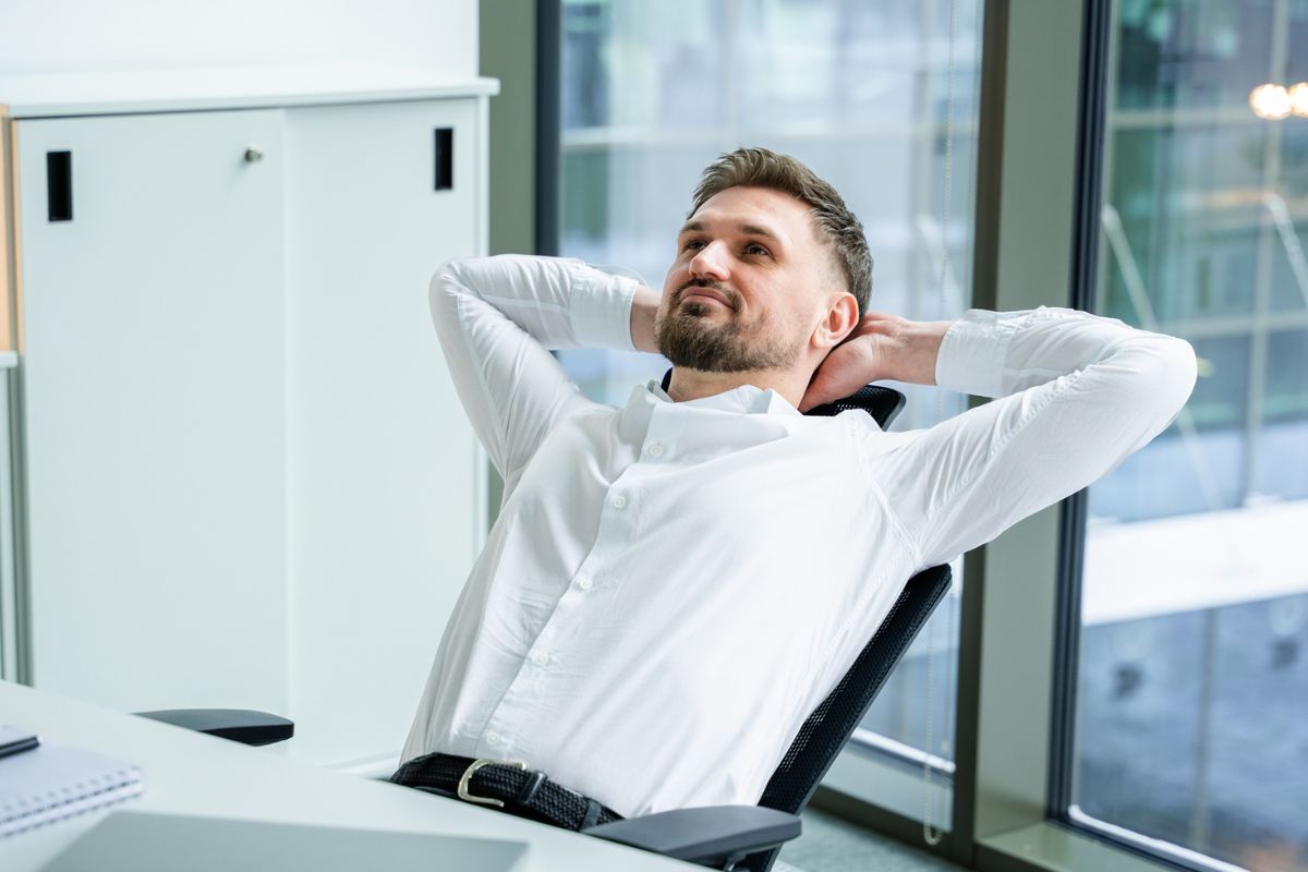 zrelaksowany biznesmen