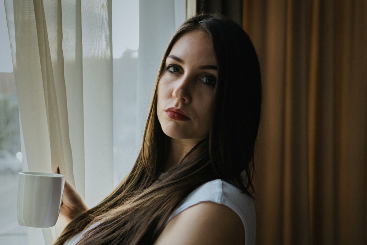 kobieta 30+ zamyślona