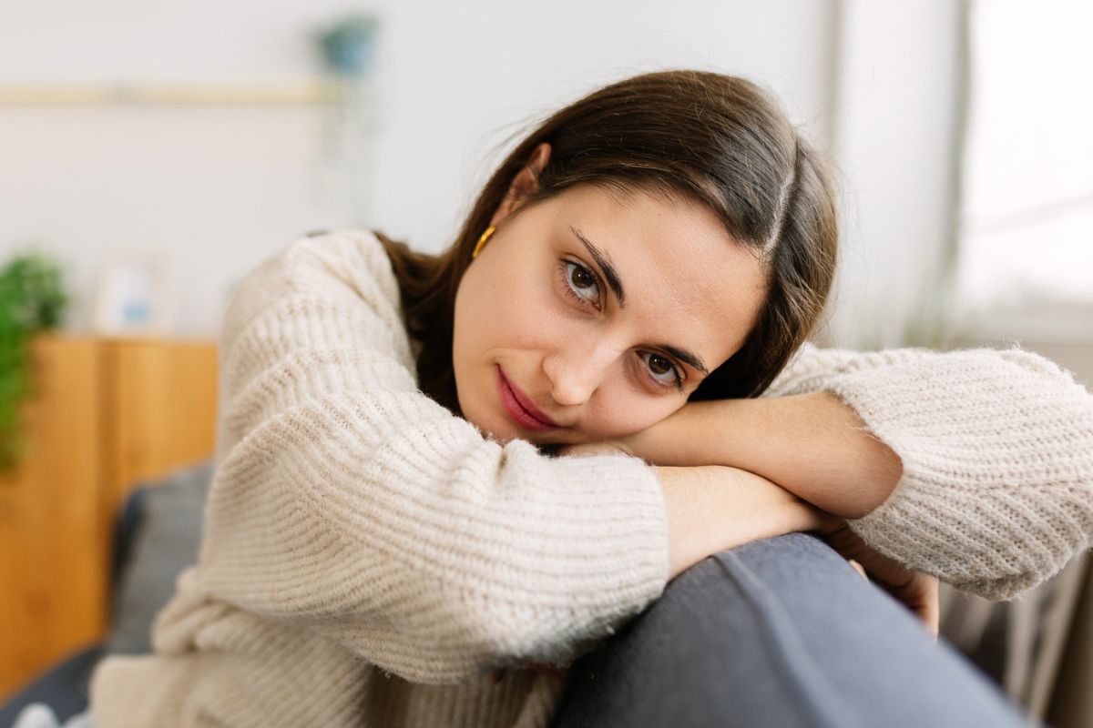 kobieta 20+ zamyślona i smutna