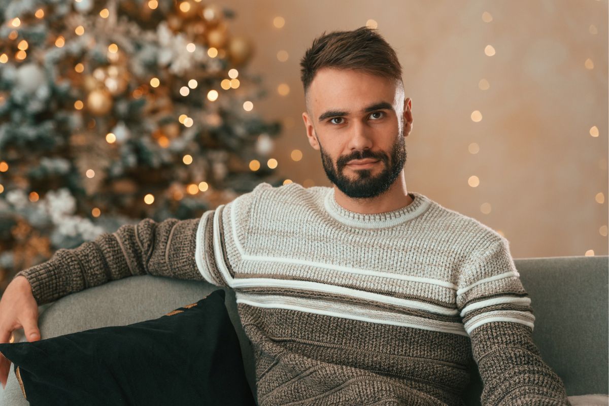 mężczyzna na tle choinki