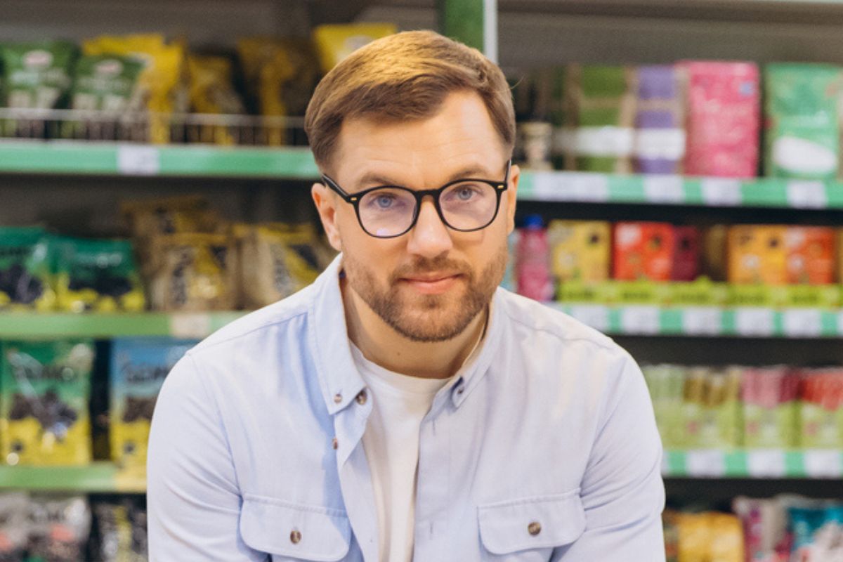 mężczyzna w sklepie