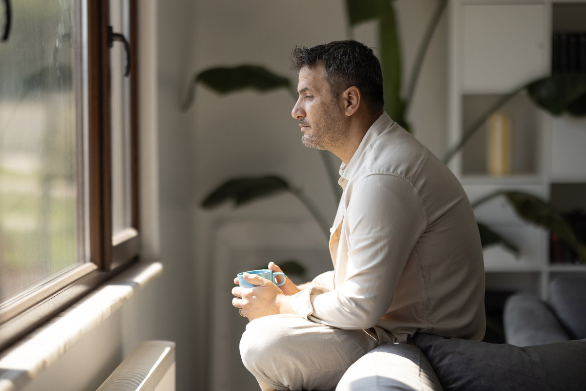 mężczyzna w mieszkaniu