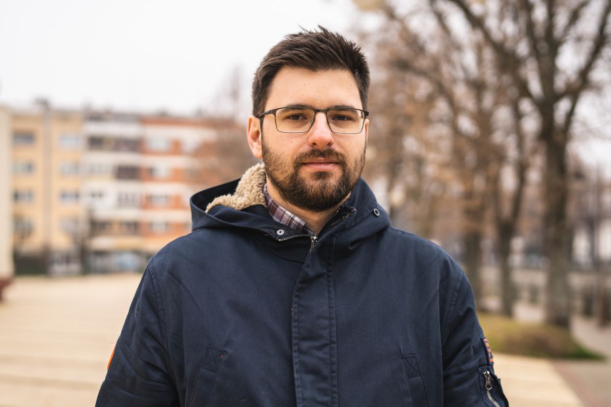 mężczyzna na powietrzu