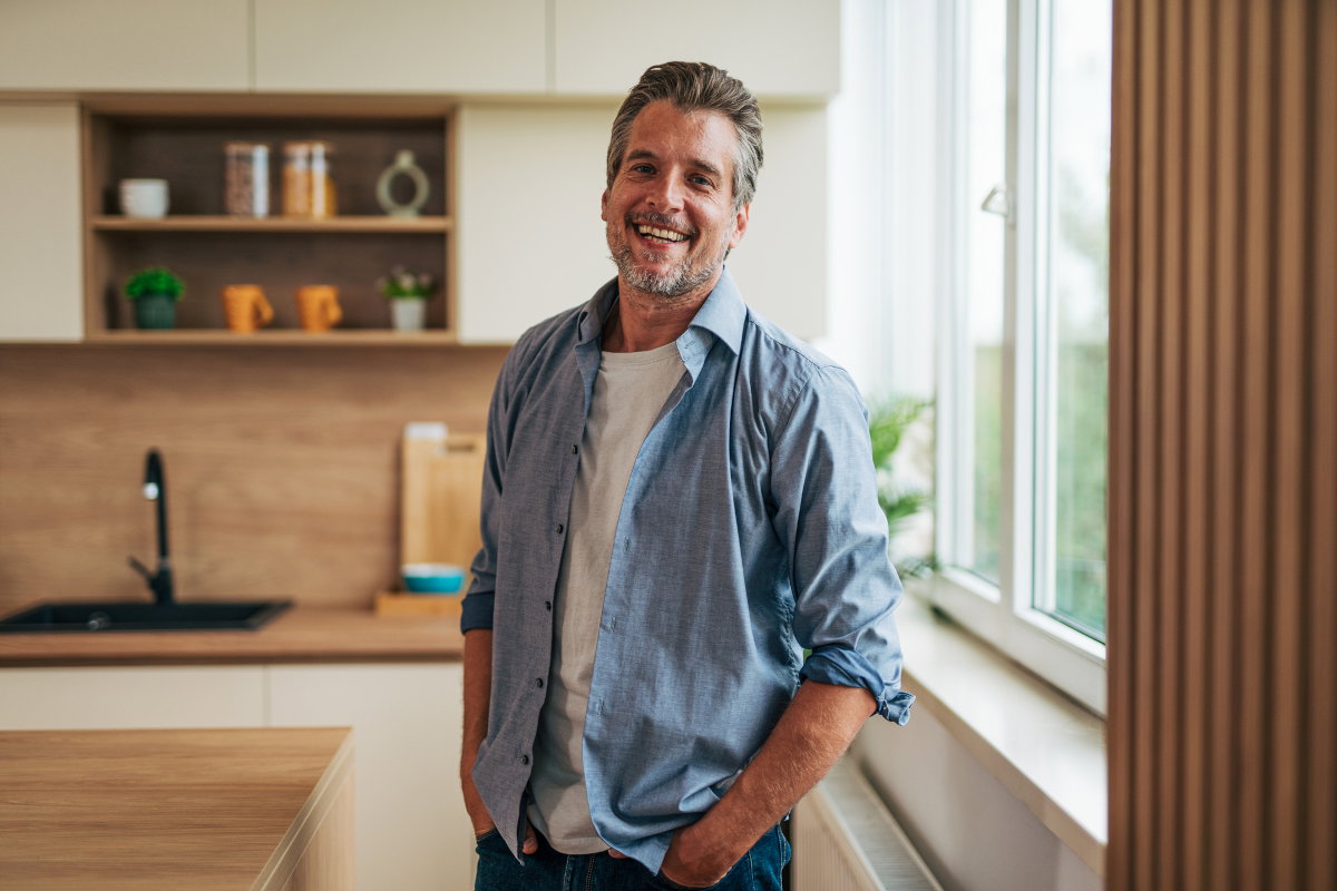 mężczyzna w mieszkaniu