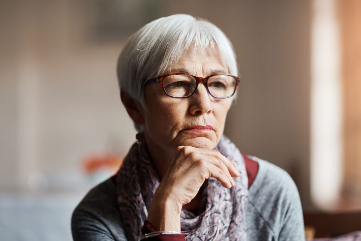 kobieta 60+ zamyślona i smutna