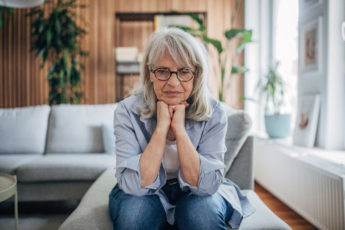 kobieta 60+ zamyślona i smutna