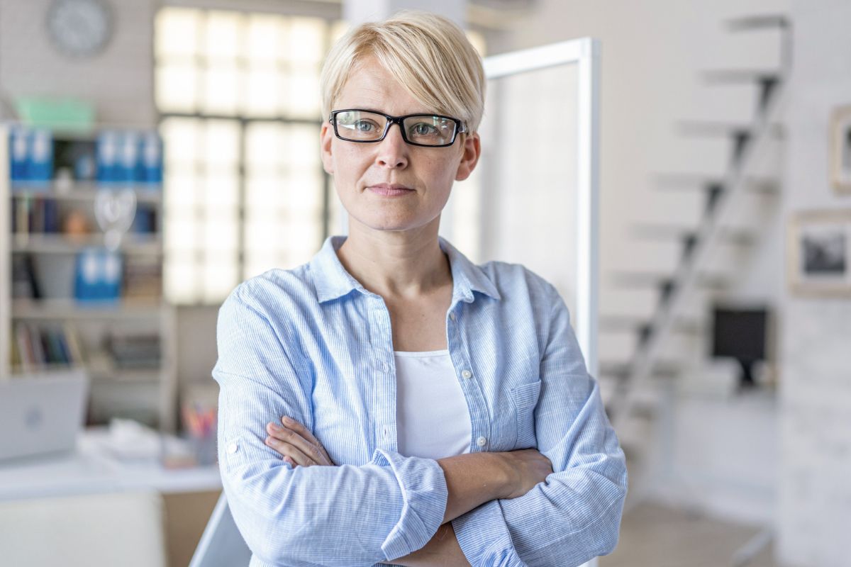 kobieta 30+ patrzy prosto w obiektyw aparatu