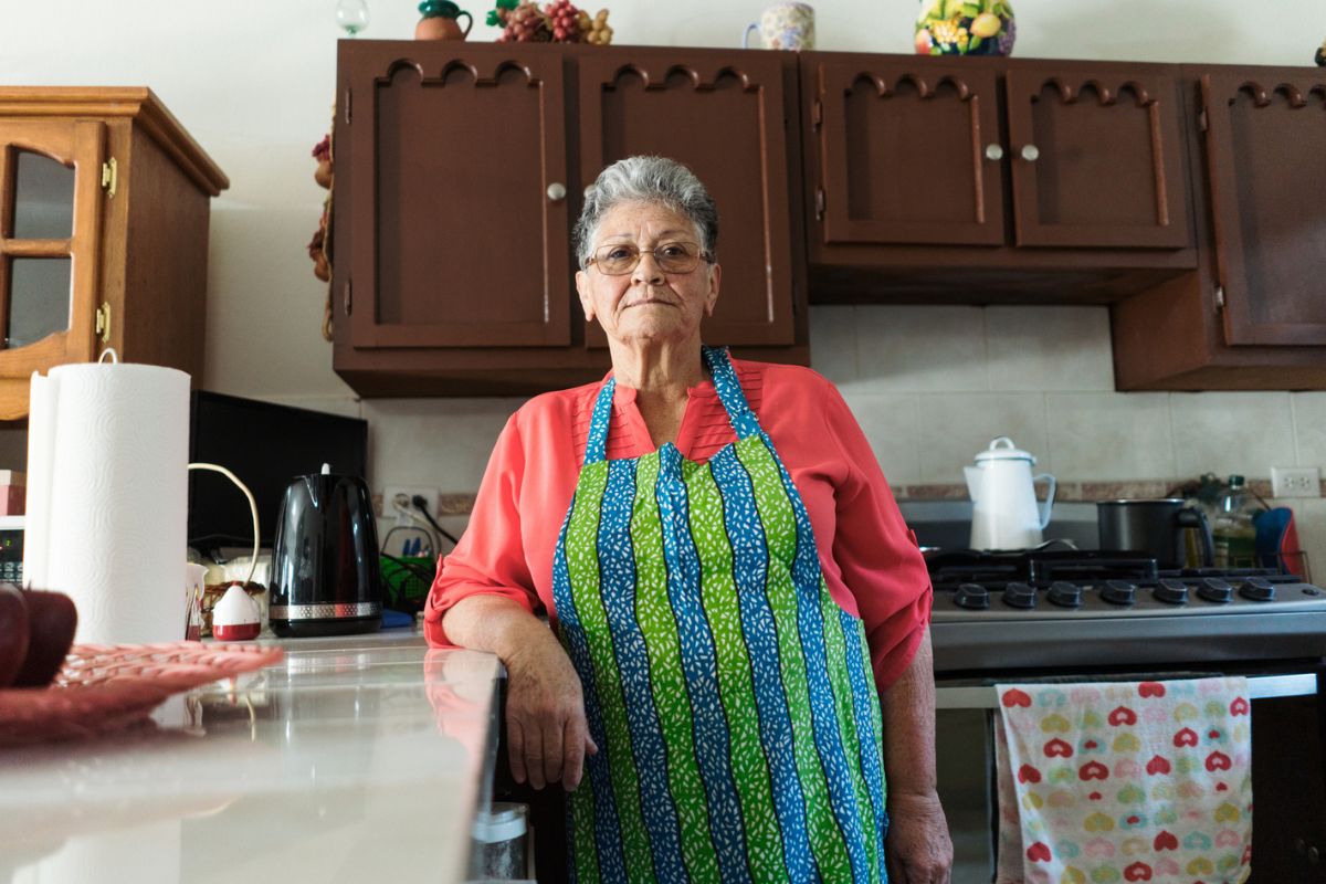 kobieta 60+ w kuchni