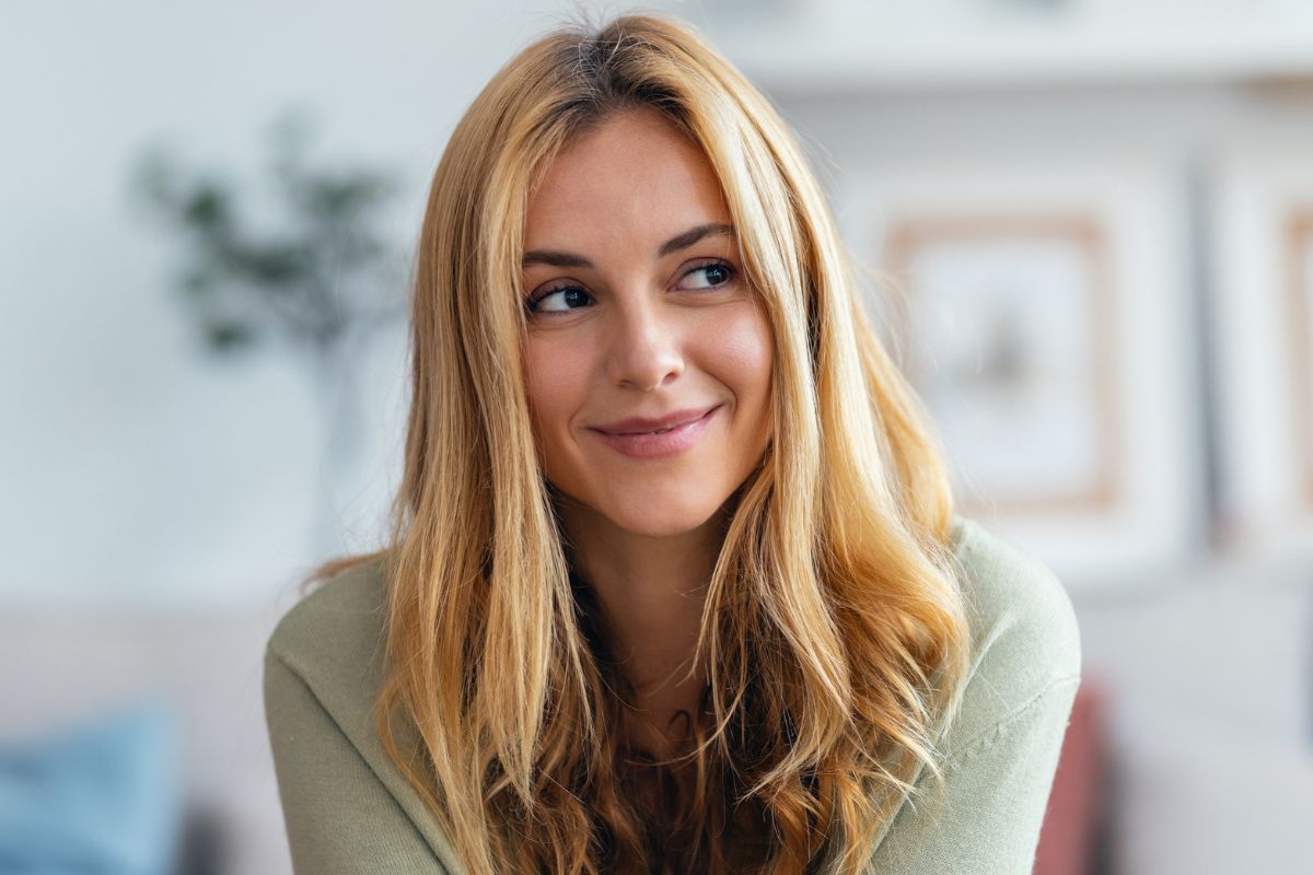 blondynka patrząca w bok