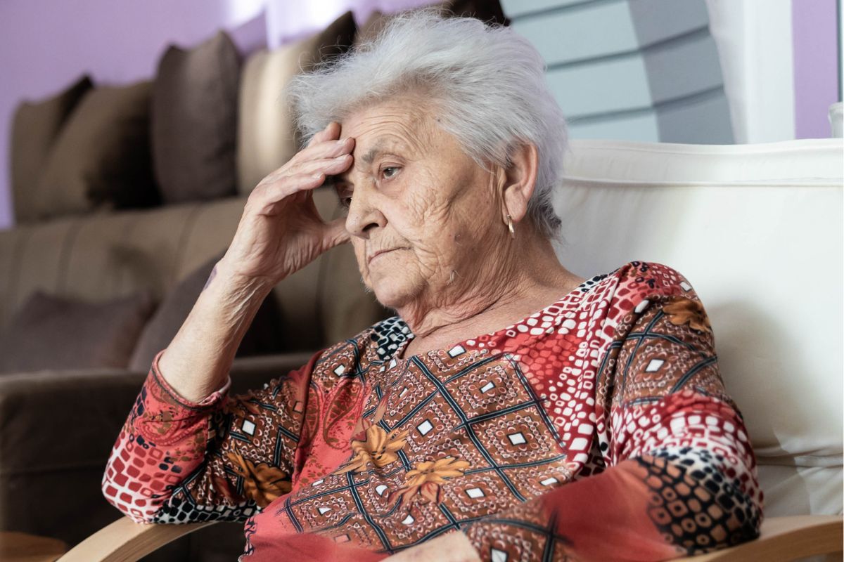 zmartwiona starsza kobieta