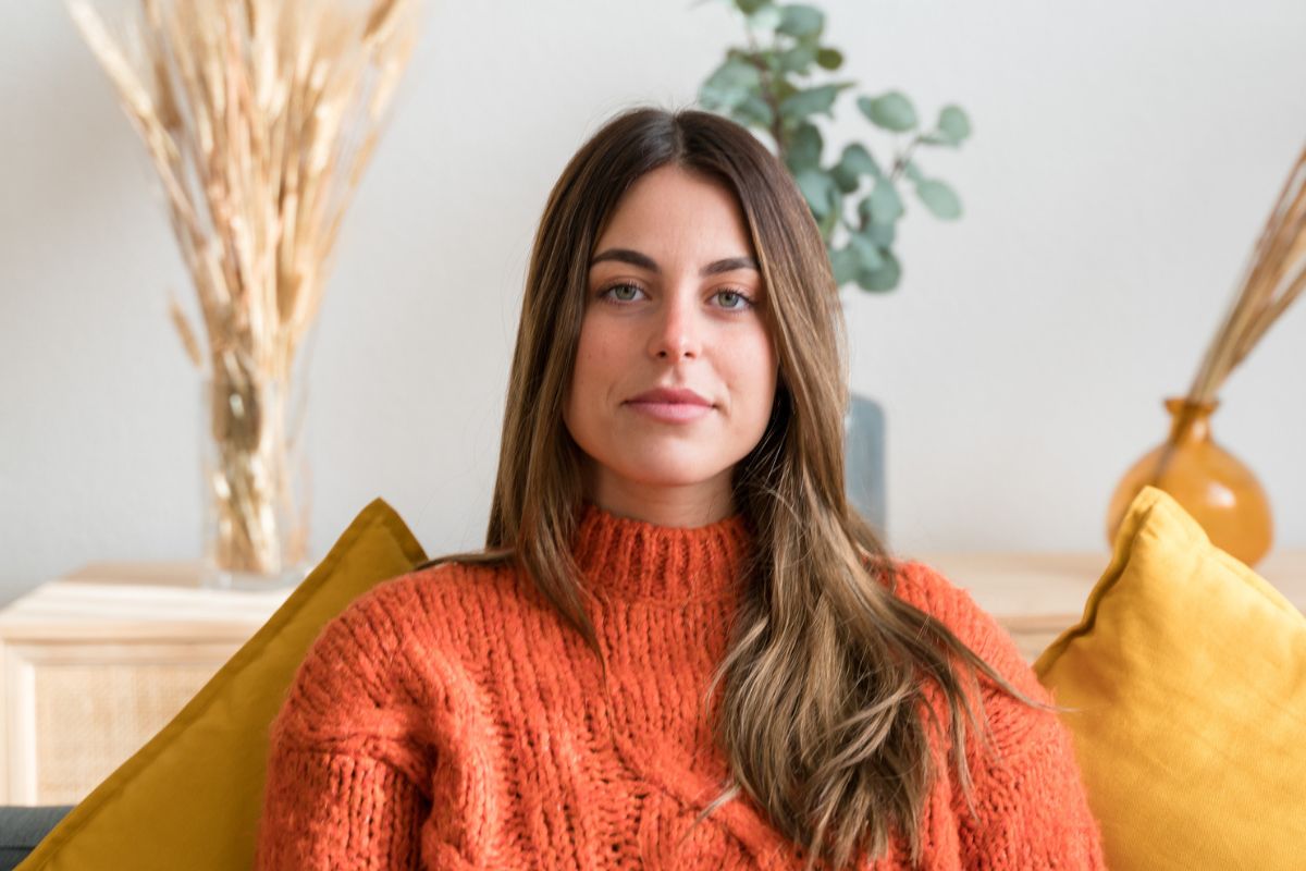 poważna kobieta w długich włosach