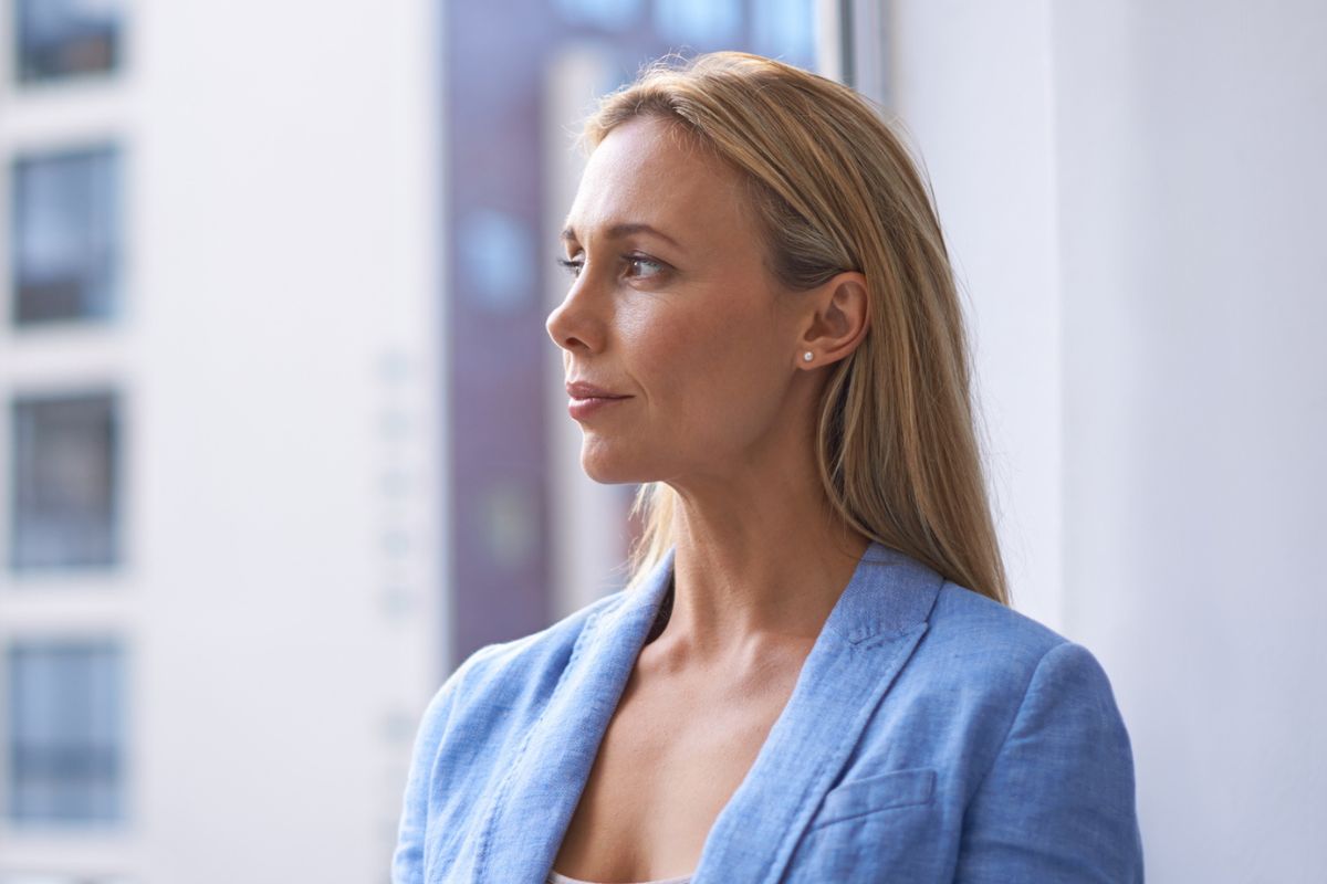 kobieta w niebieskiej marynarce