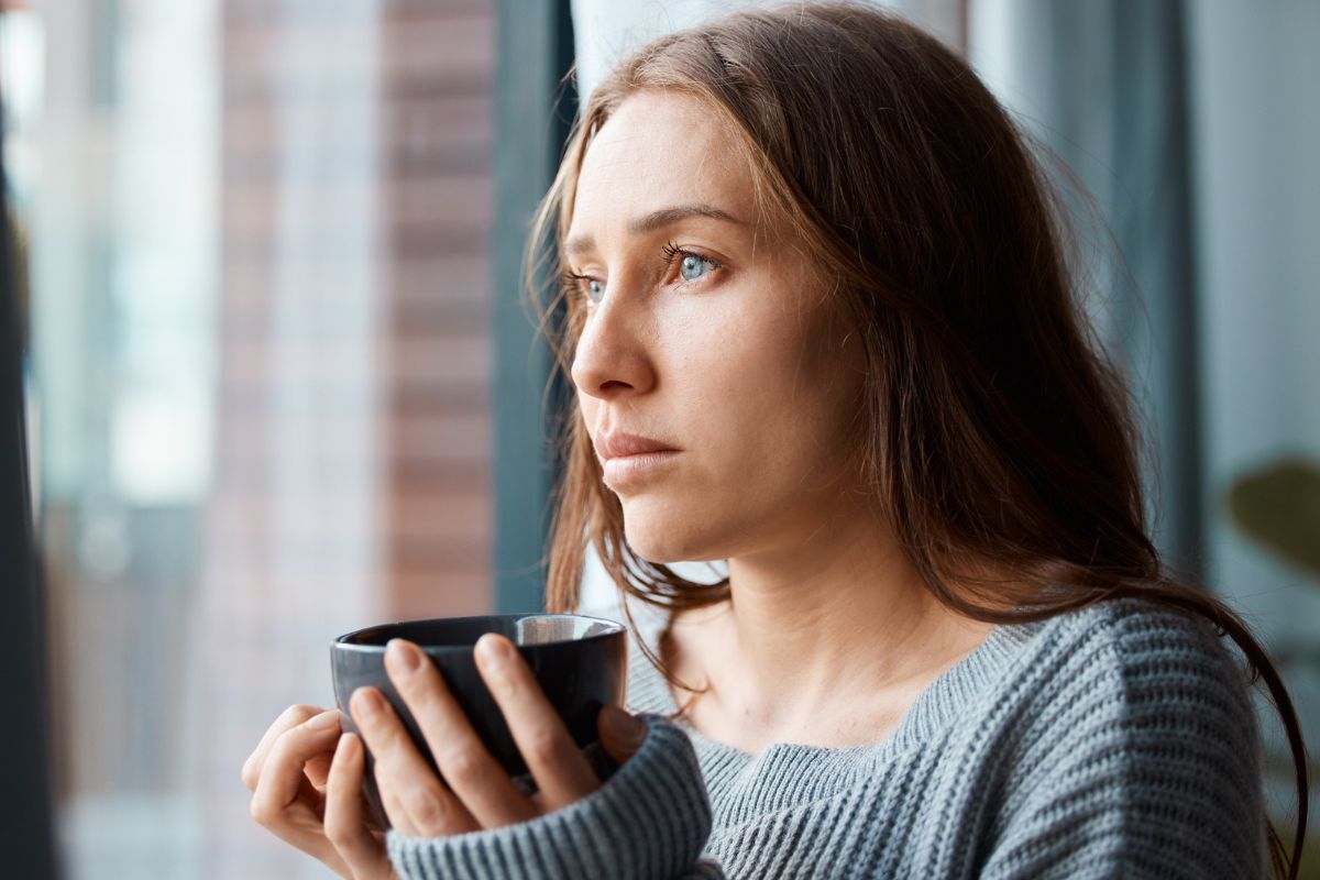 kobieta 30+ zamyślona i smutna