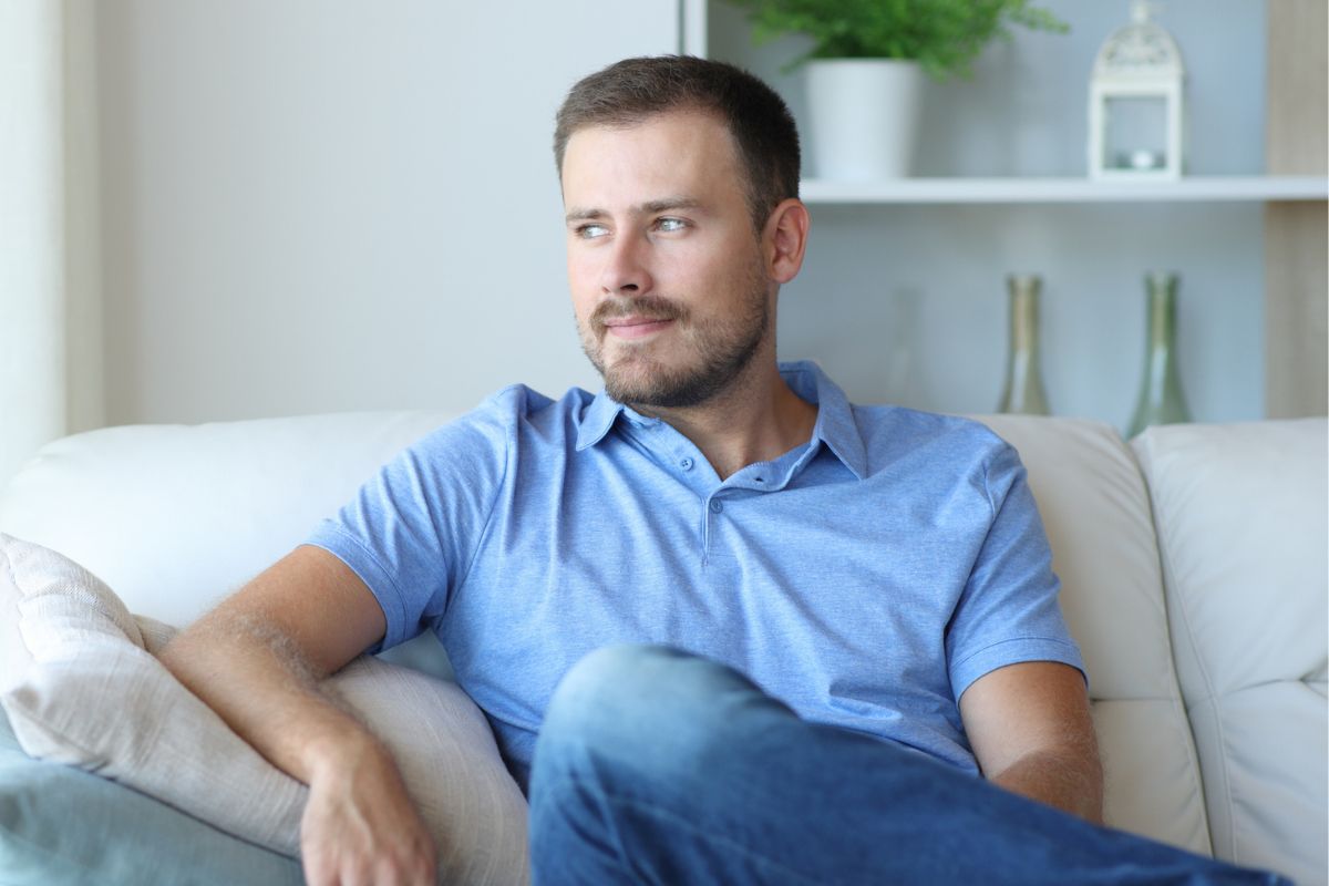 blondyn w niebieskiej koszuli