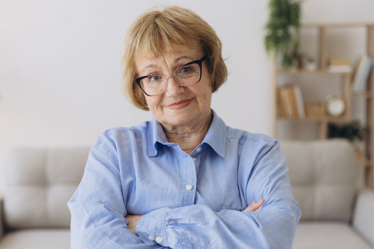 kobieta 70+ patrzy prosto w obiektyw aparatu
