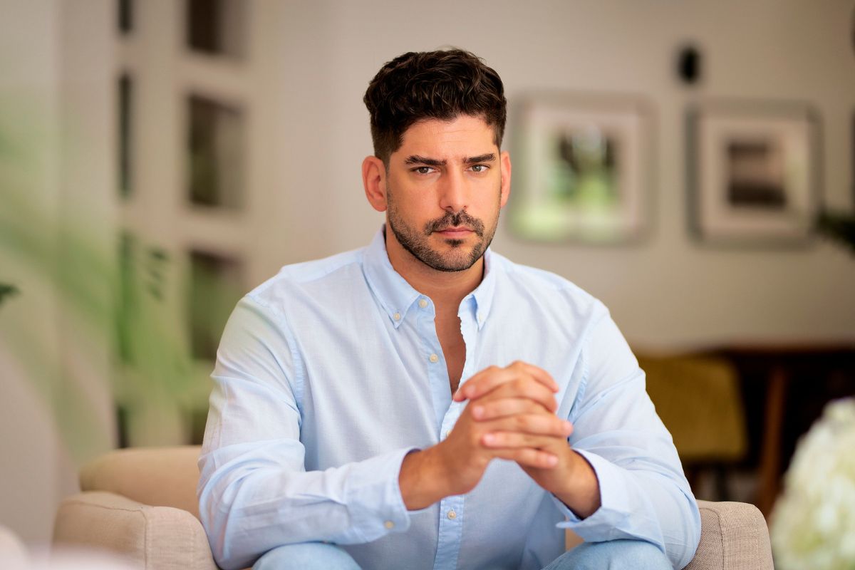 przystojny mężczyzna w salonie