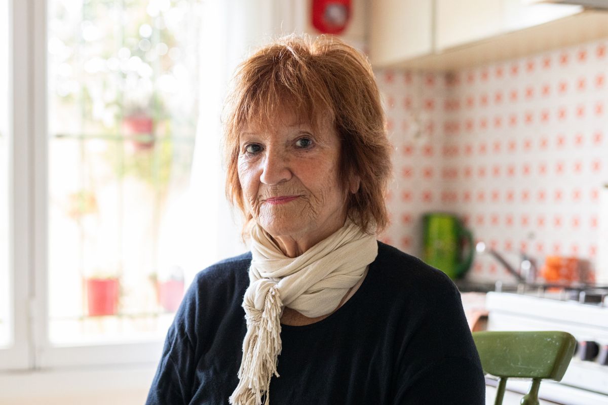 starsza kobieta w krótkich włosach